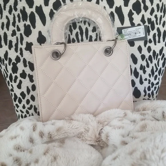 Badgley Mischka Quilted Handbag/Crossbody ♥️HOST PICK♥️ 10/19/23 NWT 8"x6.5"x4" - Picture 2 of 12